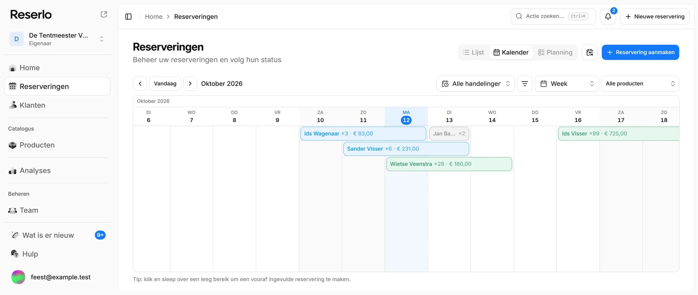 De weekkalender in Reserlo met lopende reserveringen van vrijdag tot maandag.